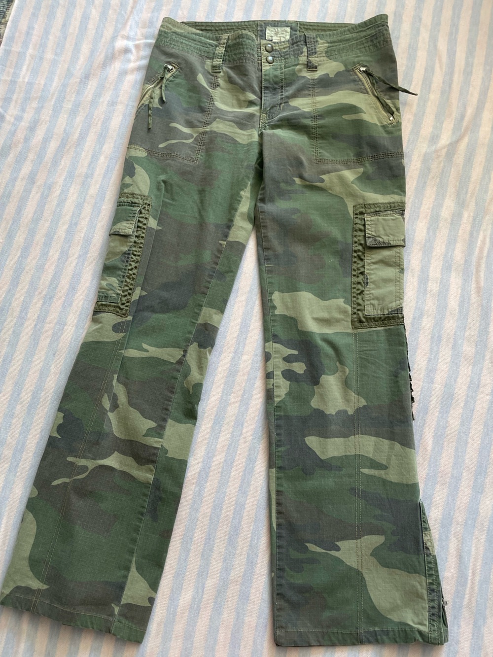 Y2K vintage Abercrombie & Fitch Green Camo Cargo Ankle Pants with zip